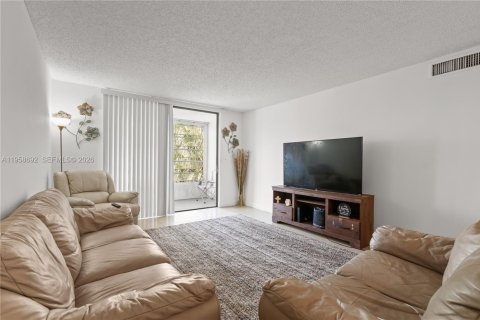 Condo in North Lauderdale, Florida, 2 bedrooms  № 2017771 - photo 17