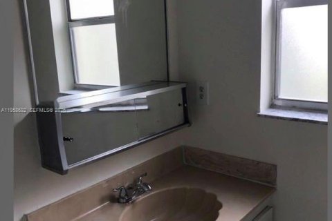 Condo in North Lauderdale, Florida, 2 bedrooms  № 2017771 - photo 7