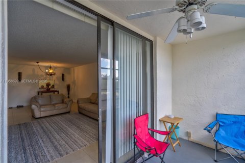 Condo in North Lauderdale, Florida, 2 bedrooms  № 2017771 - photo 21