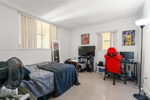 Condo in North Lauderdale, Florida, 2 bedrooms  № 2017771 - photo 13