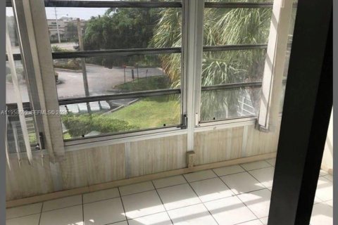 Condo in North Lauderdale, Florida, 2 bedrooms  № 2017771 - photo 4