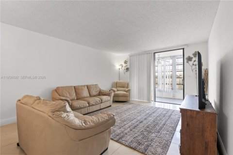 Condo in North Lauderdale, Florida, 2 bedrooms  № 2017771 - photo 18