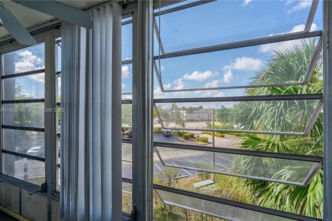 Condo in North Lauderdale, Florida, 2 bedrooms  № 2017771 - photo 19
