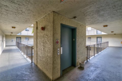 Condo in North Lauderdale, Florida, 2 bedrooms  № 2017771 - photo 22
