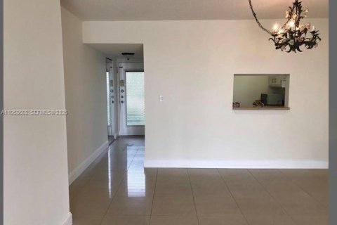 Condo in North Lauderdale, Florida, 2 bedrooms  № 2017771 - photo 5