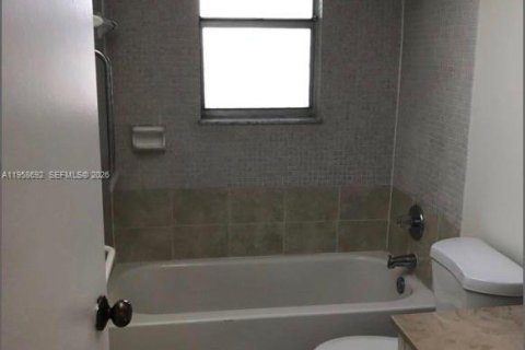 Condo in North Lauderdale, Florida, 2 bedrooms  № 2017771 - photo 11