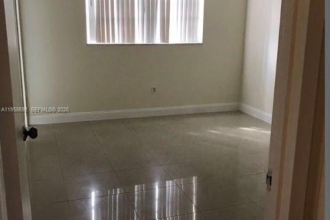 Condo in North Lauderdale, Florida, 2 bedrooms  № 2017771 - photo 8