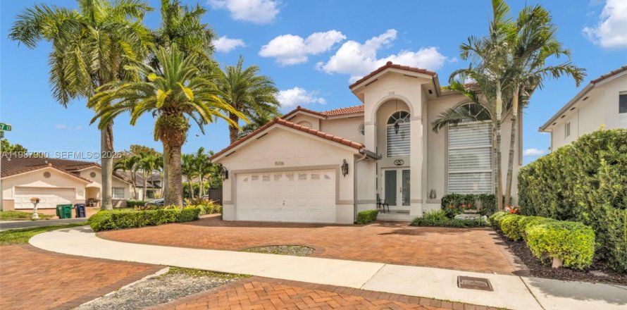 Дом в Майами, Флорида 4 спальни, 194.72м2 № 2050418