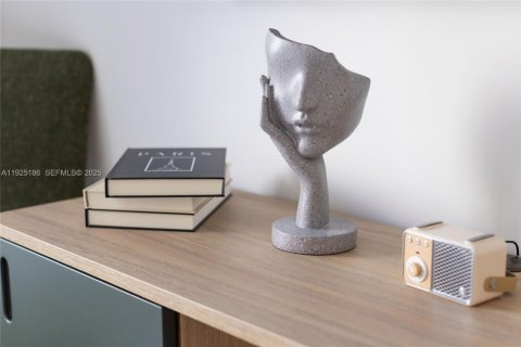 Condo in Miami, Florida, 2 bedrooms  № 2052750 - photo 28