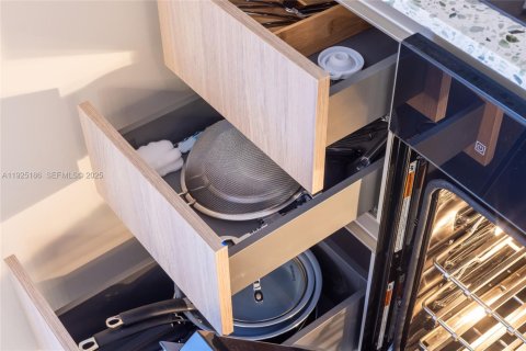 Condo in Miami, Florida, 2 bedrooms  № 2052750 - photo 13