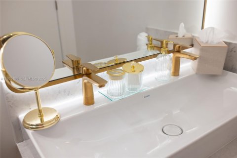 Condo in Miami, Florida, 2 bedrooms  № 2052750 - photo 23