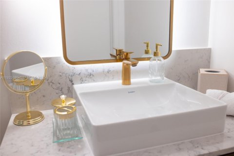 Condo in Miami, Florida, 2 bedrooms  № 2052750 - photo 21