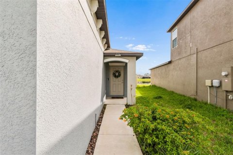 House in BERRY BAY in Wimauma, Florida 4 bedrooms, 168.8 sq.m. № 2223710 - photo 3