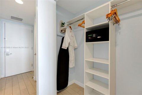 Купить кондоминиум в Халландейл-Бич, Флорида 2 спальни, 94.76м2, № 1937361 - фото 22