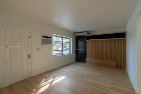 House in Miami, Florida 2 bedrooms, 156.08 sq.m. № 2035999 - photo 8