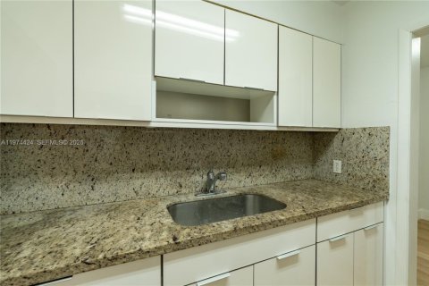 House in Miami, Florida 2 bedrooms, 156.08 sq.m. № 2035999 - photo 22