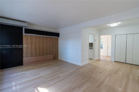 House in Miami, Florida 2 bedrooms, 156.08 sq.m. № 2035999 - photo 9