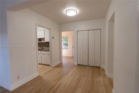 House in Miami, Florida 2 bedrooms, 156.08 sq.m. № 2035999 - photo 16