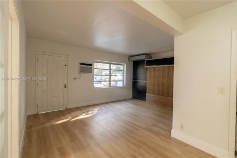 House in Miami, Florida 2 bedrooms, 156.08 sq.m. № 2035999 - photo 6