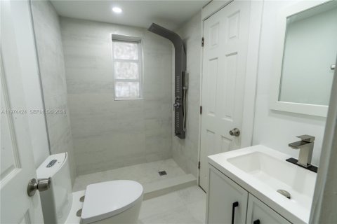 House in Miami, Florida 2 bedrooms, 156.08 sq.m. № 2035999 - photo 24