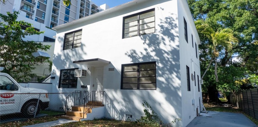 House in Miami, Florida 2 bedrooms, 156.08 sq.m. № 2035999