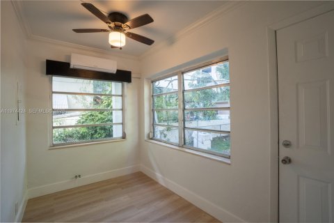 House in Miami, Florida 2 bedrooms, 156.08 sq.m. № 2035999 - photo 18