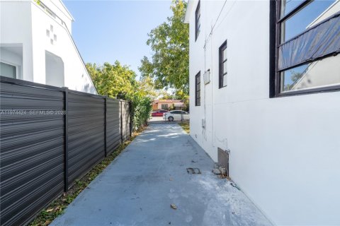 House in Miami, Florida 2 bedrooms, 156.08 sq.m. № 2035999 - photo 3