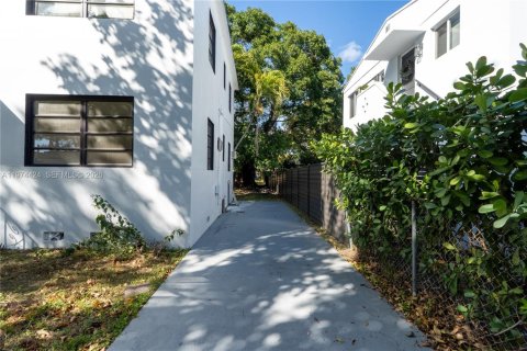 House in Miami, Florida 2 bedrooms, 156.08 sq.m. № 2035999 - photo 4