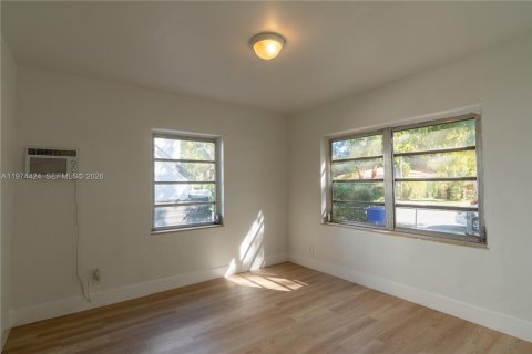 House in Miami, Florida 2 bedrooms, 156.08 sq.m. № 2035999 - photo 12