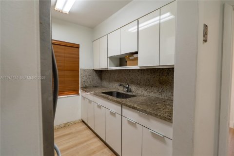 House in Miami, Florida 2 bedrooms, 156.08 sq.m. № 2035999 - photo 19