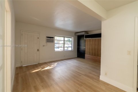 House in Miami, Florida 2 bedrooms, 156.08 sq.m. № 2035999 - photo 7