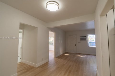 House in Miami, Florida 2 bedrooms, 156.08 sq.m. № 2035999 - photo 17