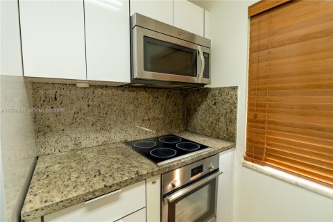 House in Miami, Florida 2 bedrooms, 156.08 sq.m. № 2035999 - photo 20