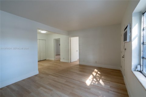 House in Miami, Florida 2 bedrooms, 156.08 sq.m. № 2035999 - photo 10