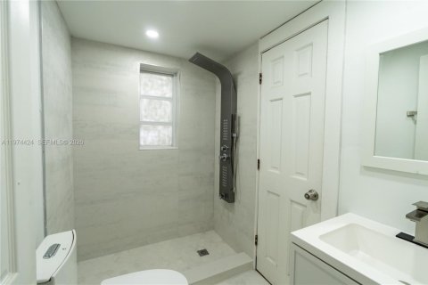House in Miami, Florida 2 bedrooms, 156.08 sq.m. № 2035999 - photo 23