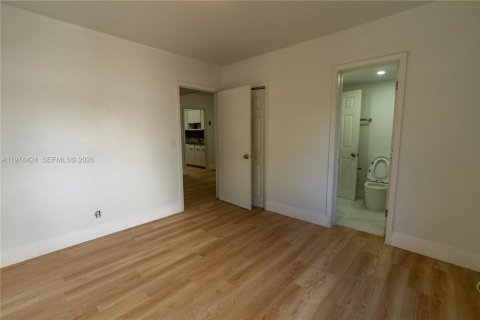 House in Miami, Florida 2 bedrooms, 156.08 sq.m. № 2035999 - photo 15