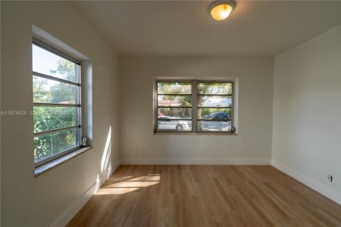 House in Miami, Florida 2 bedrooms, 156.08 sq.m. № 2035999 - photo 14