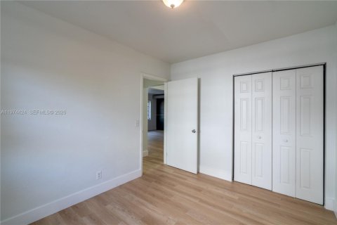 House in Miami, Florida 2 bedrooms, 156.08 sq.m. № 2035999 - photo 13