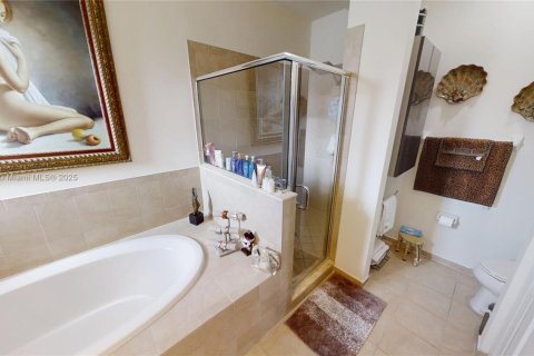 Townhouse in Miami, Florida 3 bedrooms, 180.04 sq.m. № 1804366 - photo 25