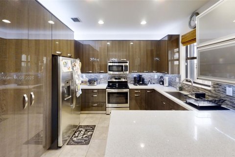 Townhouse in Miami, Florida 3 bedrooms, 180.04 sq.m. № 1804366 - photo 11