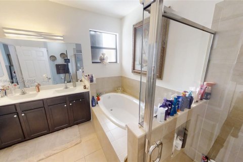 Townhouse in Miami, Florida 3 bedrooms, 180.04 sq.m. № 1804366 - photo 24
