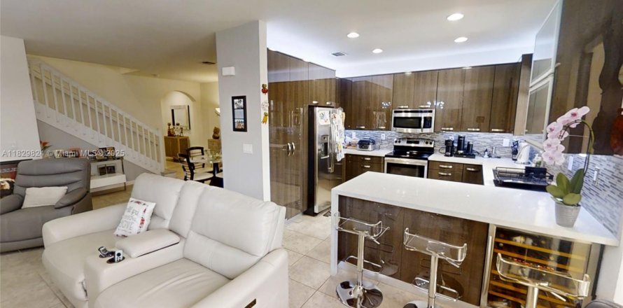Townhouse in Miami, Florida 3 bedrooms, 180.04 sq.m. № 1804366