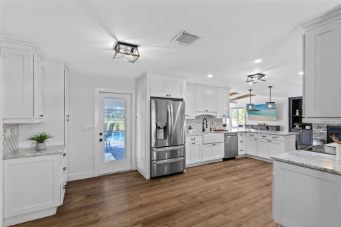 House in Chuluota, Florida 3 bedrooms, 183.67 sq.m. № 2420514 - photo 8