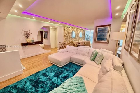 Condominio en alquiler en Miami Beach, Florida, 2 dormitorios, 129.32 m2 № 2011372 - foto 13