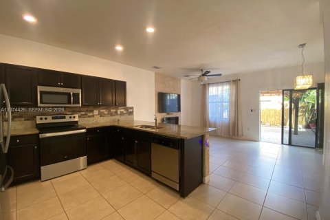 Снять в аренду таунхаус в Хомстед, Флорида 2 спальни, 132.11м2, № 2036181 - фото 3