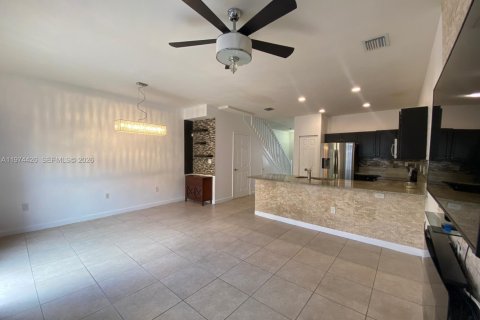 Снять в аренду таунхаус в Хомстед, Флорида 2 спальни, 132.11м2, № 2036181 - фото 12