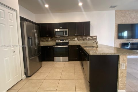 Снять в аренду таунхаус в Хомстед, Флорида 2 спальни, 132.11м2, № 2036181 - фото 6