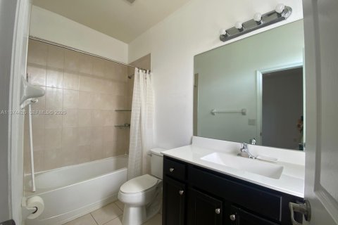 Снять в аренду таунхаус в Хомстед, Флорида 2 спальни, 132.11м2, № 2036181 - фото 29