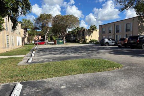 Townhouse in Miami, Florida 2 bedrooms, 111.95 sq.m. № 1455458 - photo 19