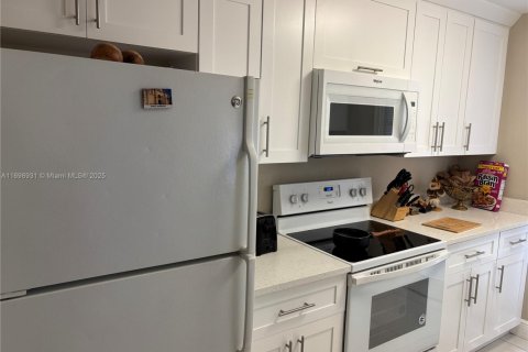 Townhouse in Miami, Florida 2 bedrooms, 111.95 sq.m. № 1455458 - photo 2